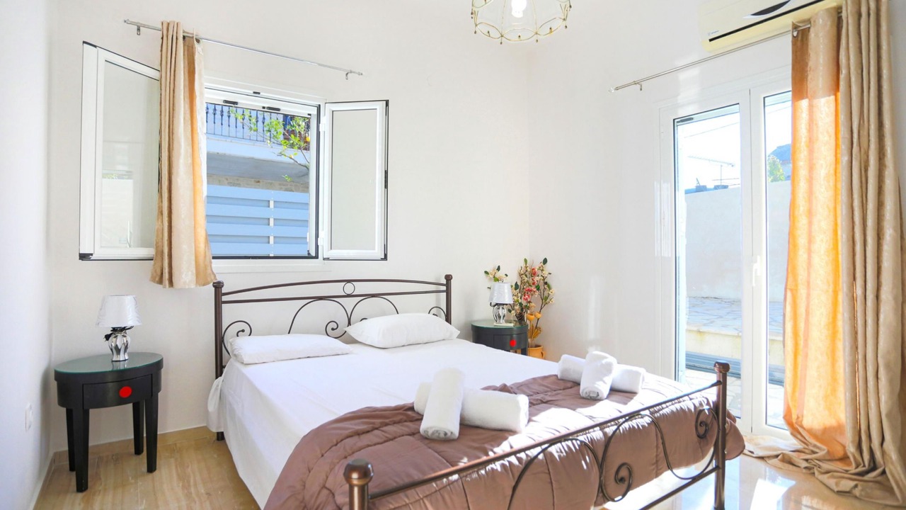 Photo of Bedroom in Petaleia