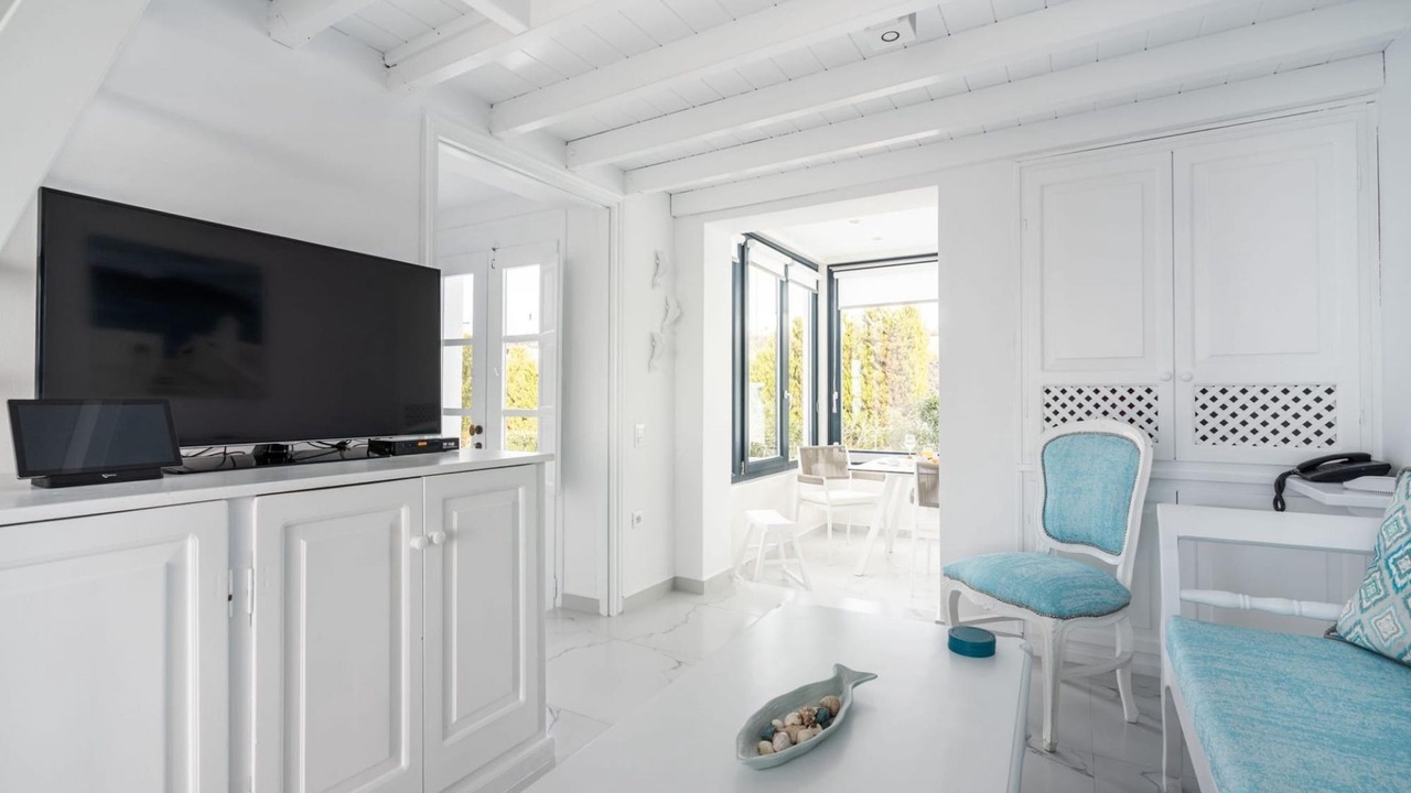 Photo of Livingroom in Amoudi Bay