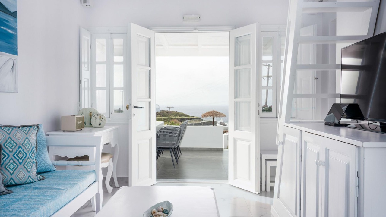 Photo of Livingroom in Amoudi Bay