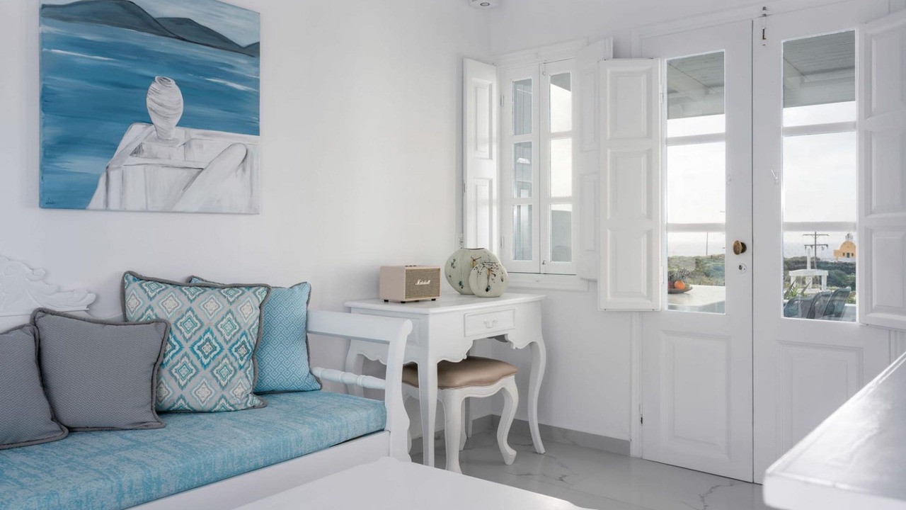 Photo of Livingroom in Amoudi Bay