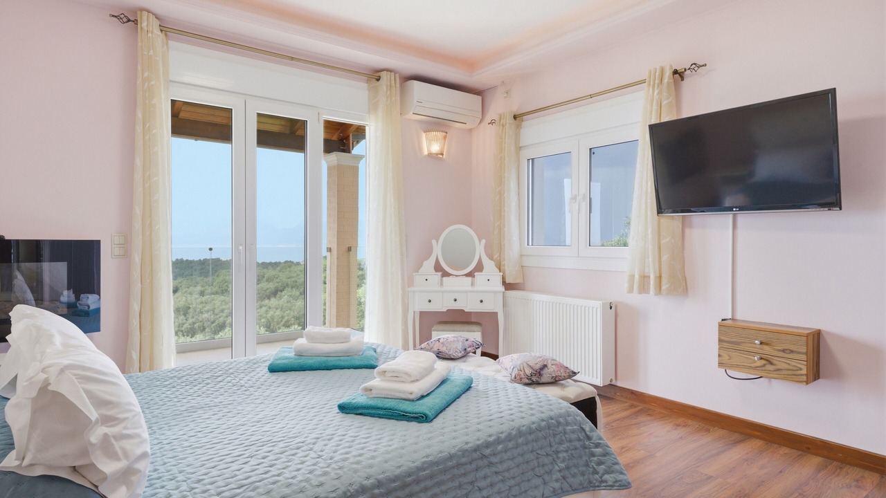 Photo of Bedroom in Petaleia