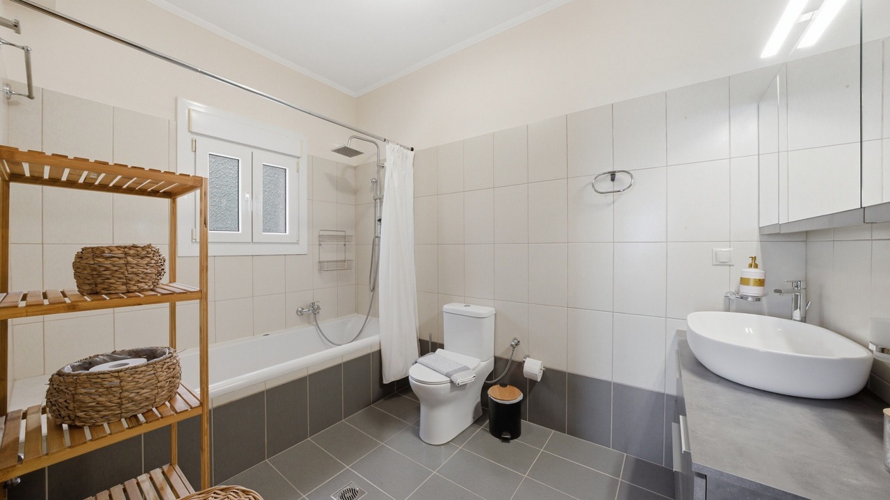 Photo of Bathroom in Petaleia