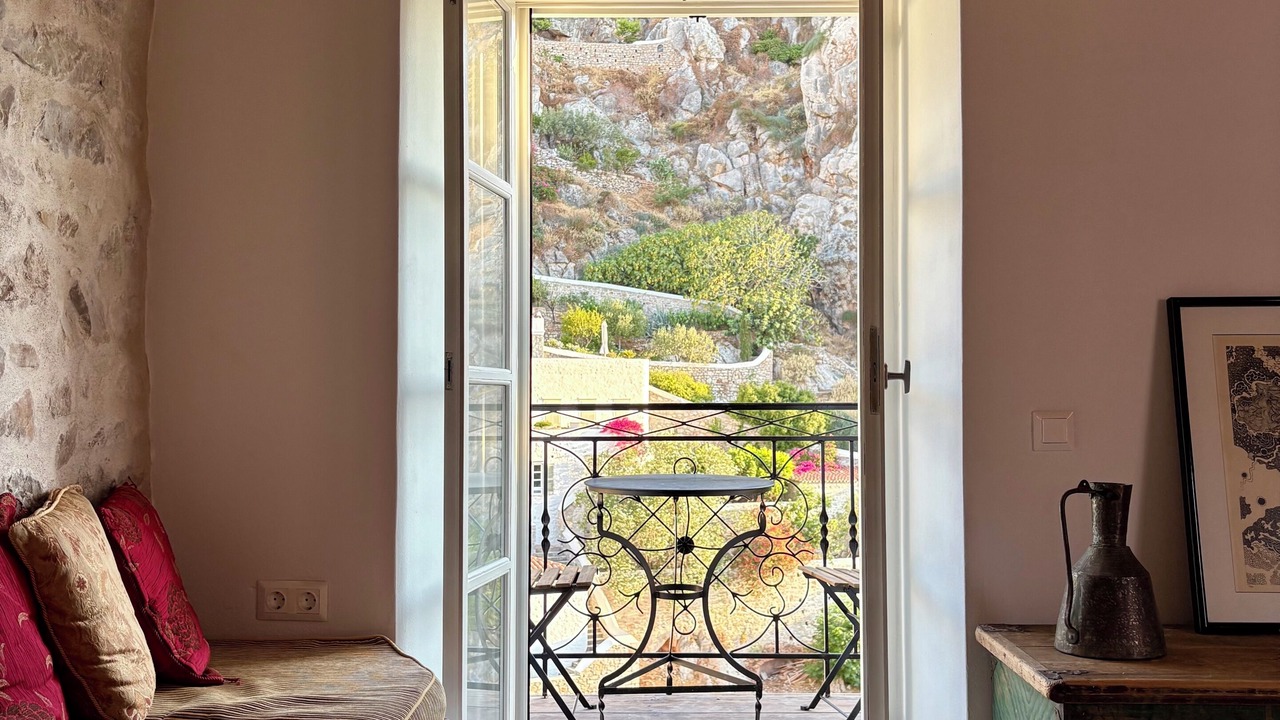Photo of Livingroom in Idhra