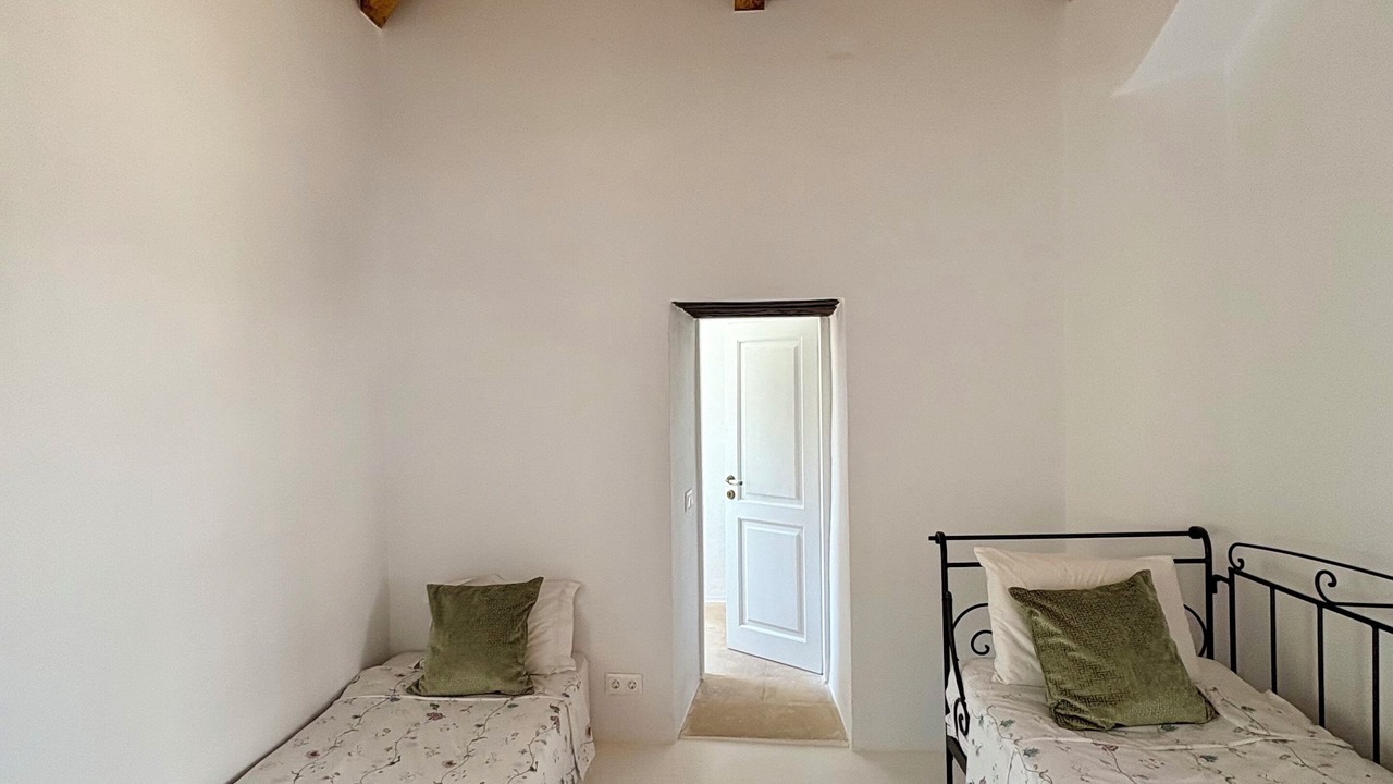 Photo of Bedroom in Idhra