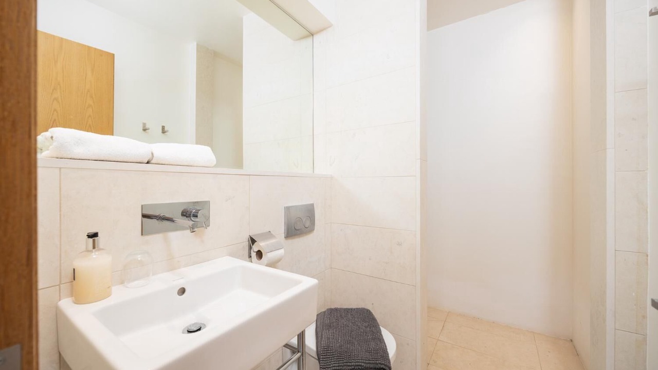 Photo of Bathroom in Petaleia