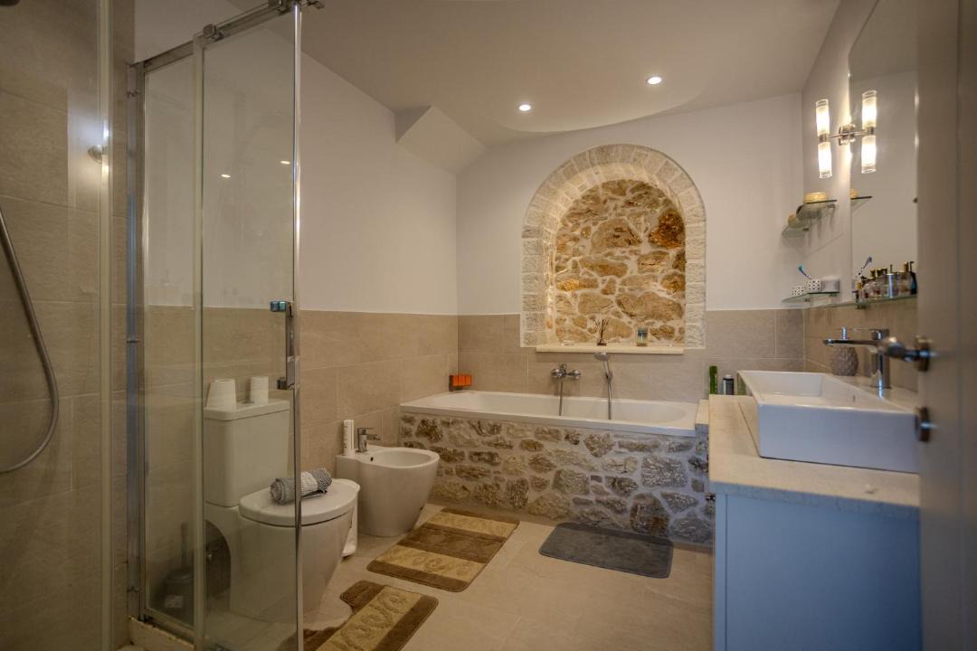 Photo of Bathroom in Petaleia