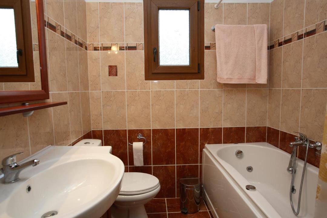 Photo of Others in Glossa