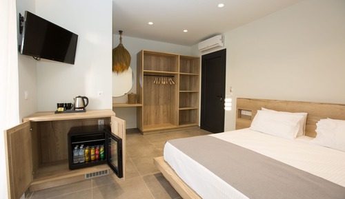 Superior Suite, 1 King Bed, Non Smoking, Pool View