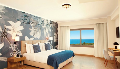 Deluxe Family Room Sharing Pool