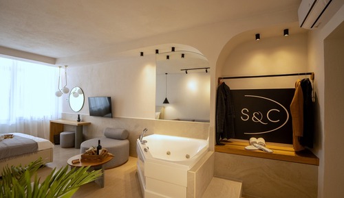 Exclusive Studio Suite, 1 Queen Bed, Hot Tub, Mezzanine