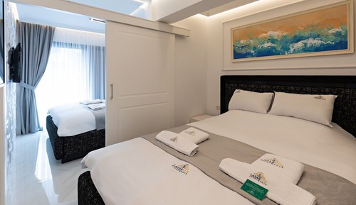 Two Bedroom Suite with Mountain View & Outdoor Jetted Tub 