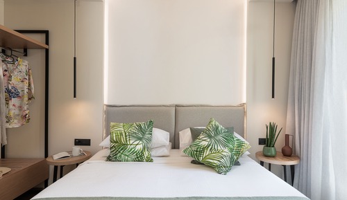 Superior One Bedroom Apartment With Pool View