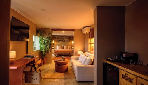 Bao's Dream Mini Suite with Outdoor Hot Tub