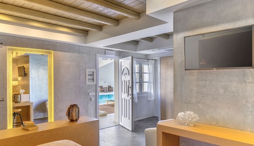Suite, Pool View