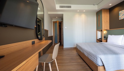  Suite with Individual Pool Land View