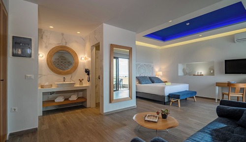 Junior Studio Suite, Terrace, Partial Sea View