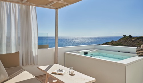Deluxe Suite, Jetted Tub
