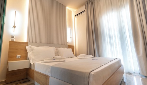 One-bedroom apartment with balcony and sea view