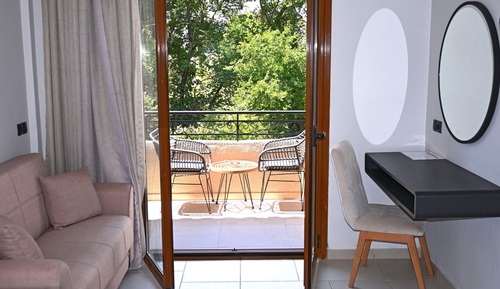 Superior Room, 1 King Bed, Garden View