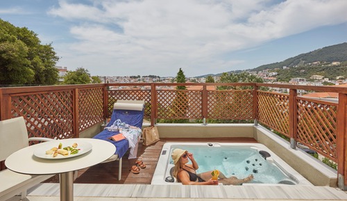 Executive Suite, Hot Tub