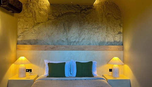 Deluxe Studio Suite, 1 Queen Bed, Garden View, Garden Area