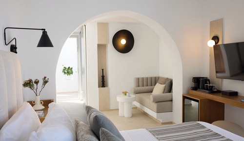 Elegant Suite with Private Infinity Pool & Heated Outdoor Jetted Tub - Caldera View
