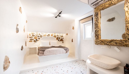 King 2 Bdr Suite, Indoor Jetted Non-Heated Tub | Semi Basement