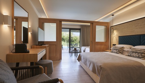 Premium Family Room Sliding Door Swim Up Inland View