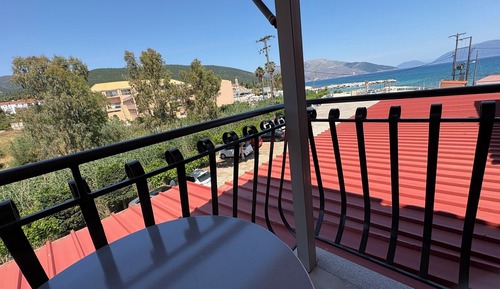 Twin or double STANDARD room with Side Sea View