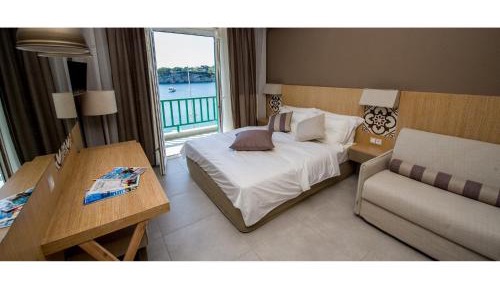 Deluxe Double Room with Balcony and Sea View
