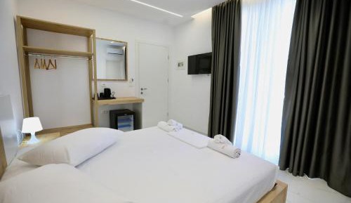 Deluxe Double Room with Side Sea View