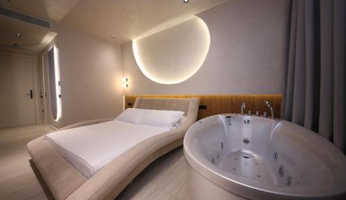 Deluxe Suite with Balcony Sea View and Spa Bath