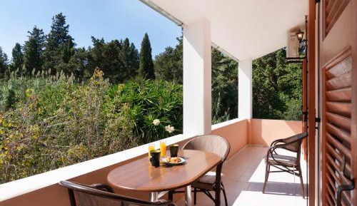 Two-Bedroom Deluxe Apartment with Garden View