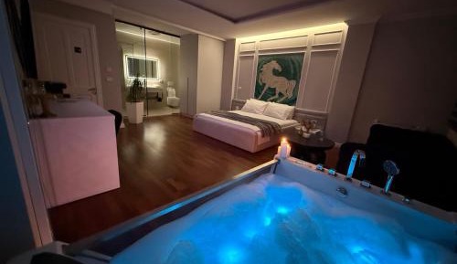 Queen Suite with Spa Bath