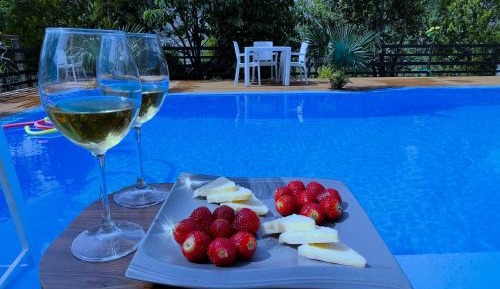 Apartment with Pool View 