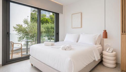 Deluxe Double Room with Side Sea View
