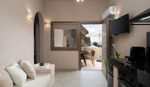 Cave Suite with Sea View and Outdoor Jetted Tub