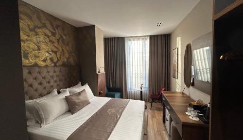 Deluxe Queen Suite