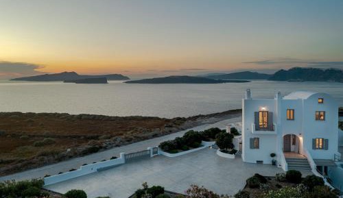 Deluxe Villa with Private Pool and Caldera View