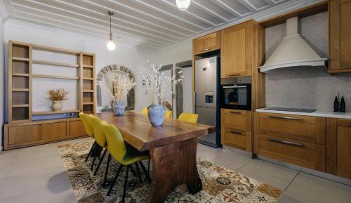 Deluxe One-Bedroom Apartment
