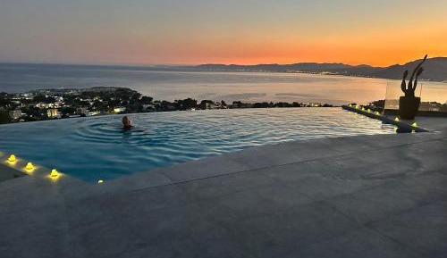 Four-Bedroom Villa with Private Pool and Two Living Rooms