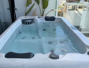 One Bedroom Suite with Pool View & Outdoor Jetted Tub
