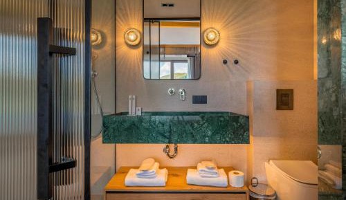 Suite with Mountain View