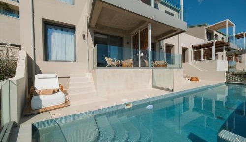 Deluxe Pool with Jacuzzi Sea View Room