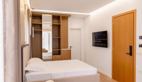 Deluxe Double Room with Side Sea View