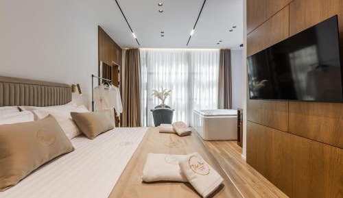 Suite with Hot Tub