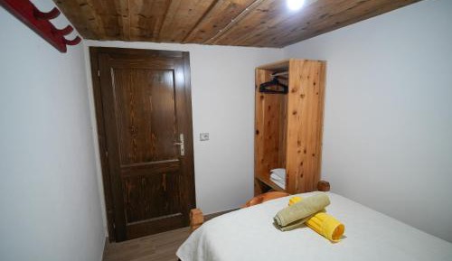 Single Bed in Mixed Dormitory Room