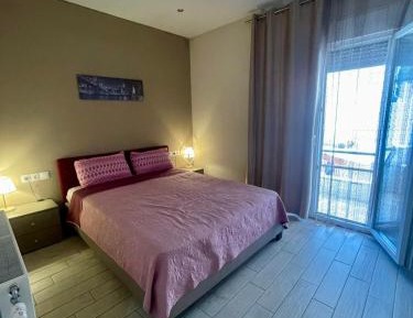 Deluxe One-Bedroom Apartment