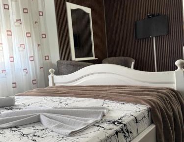Deluxe Room (2 Adults + 1 Child)