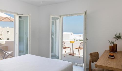 Executive Suite with Outdoor Heated Tub & Sea View